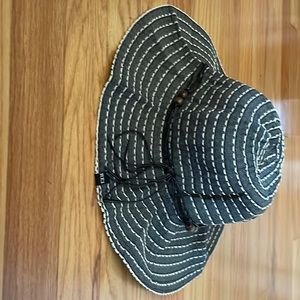 REI hiking hat